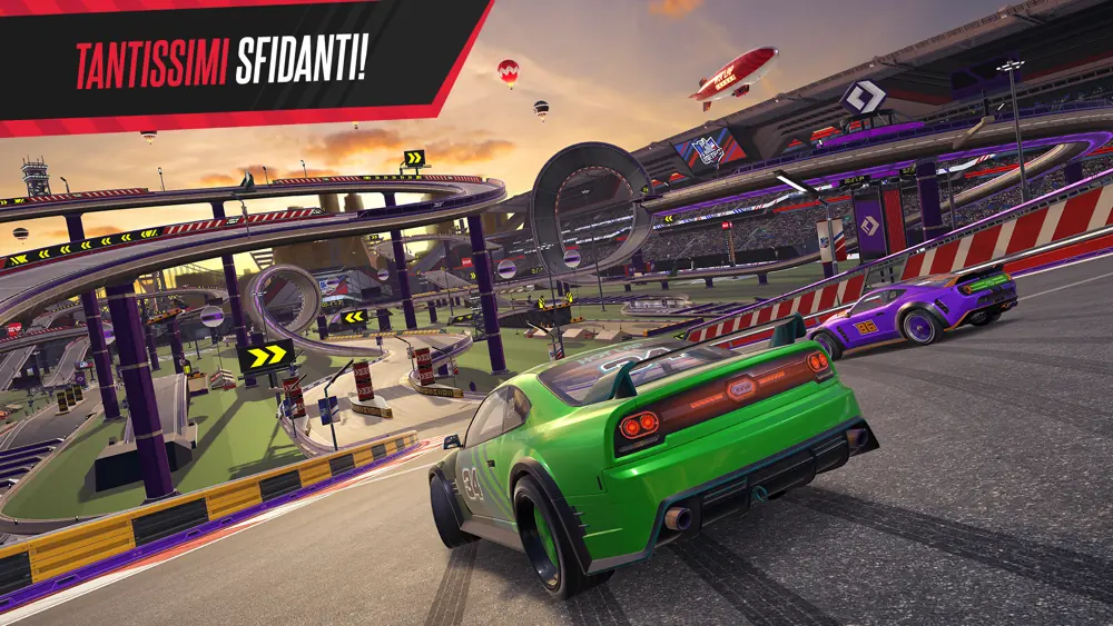 Immagine promozionale italiana di Hot Lap League con due vetture arcade colorate su una pista sopraelevata al tramonto e la scritta Tantissimi sfidanti