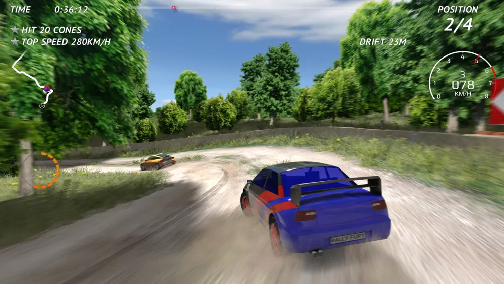 Rally Fury in gara su sterrato, vettura blu vista da dietro in derapata fra gli alberi con il conteggio di tempo, velocità massima e metri di derapata in sovrimpressione